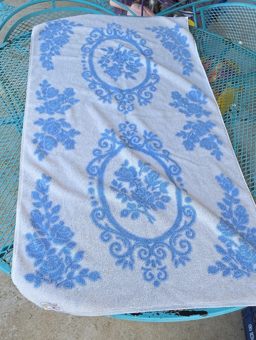 Cannon Royal Family Blue/White Floral Textured Cotton Bath Towel